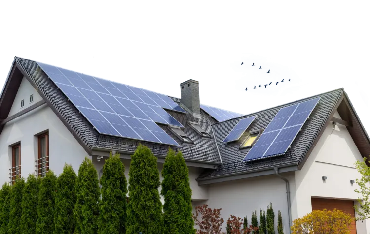Haus mit moderner Photovoltaikanlage